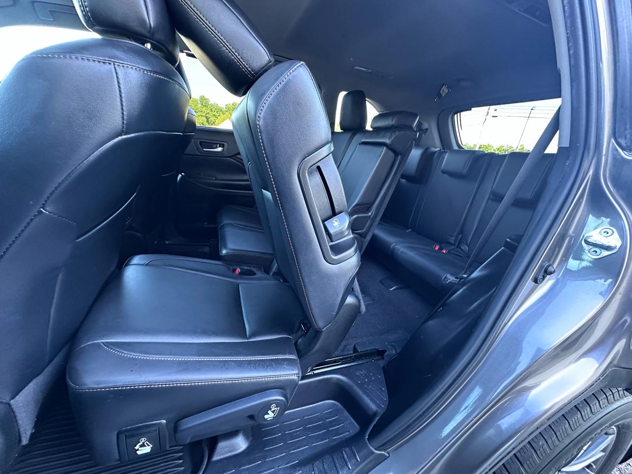 Toyota Highlander XLE 4D SUV FWD 2019