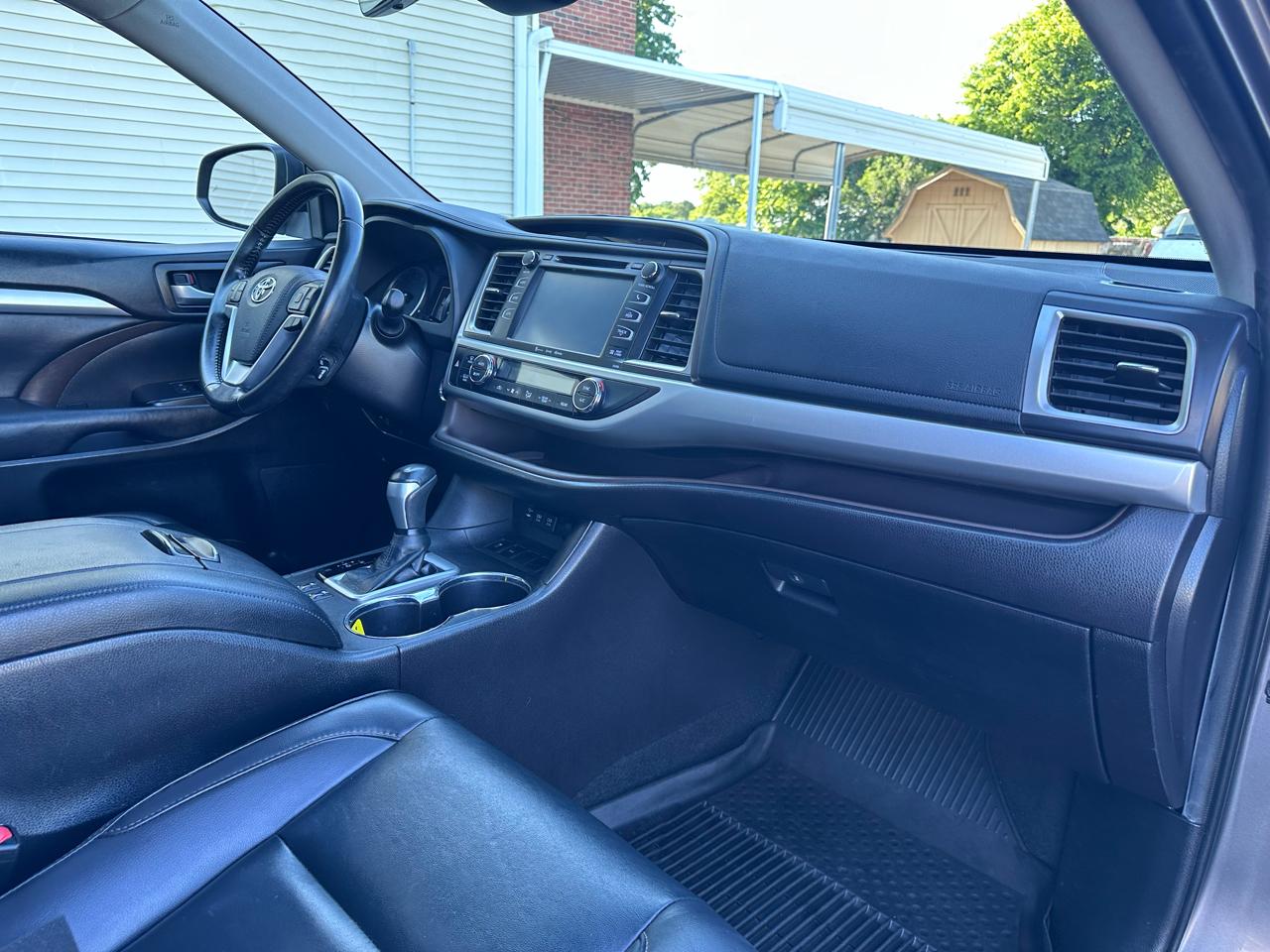 Toyota Highlander XLE 4D SUV FWD 2019
