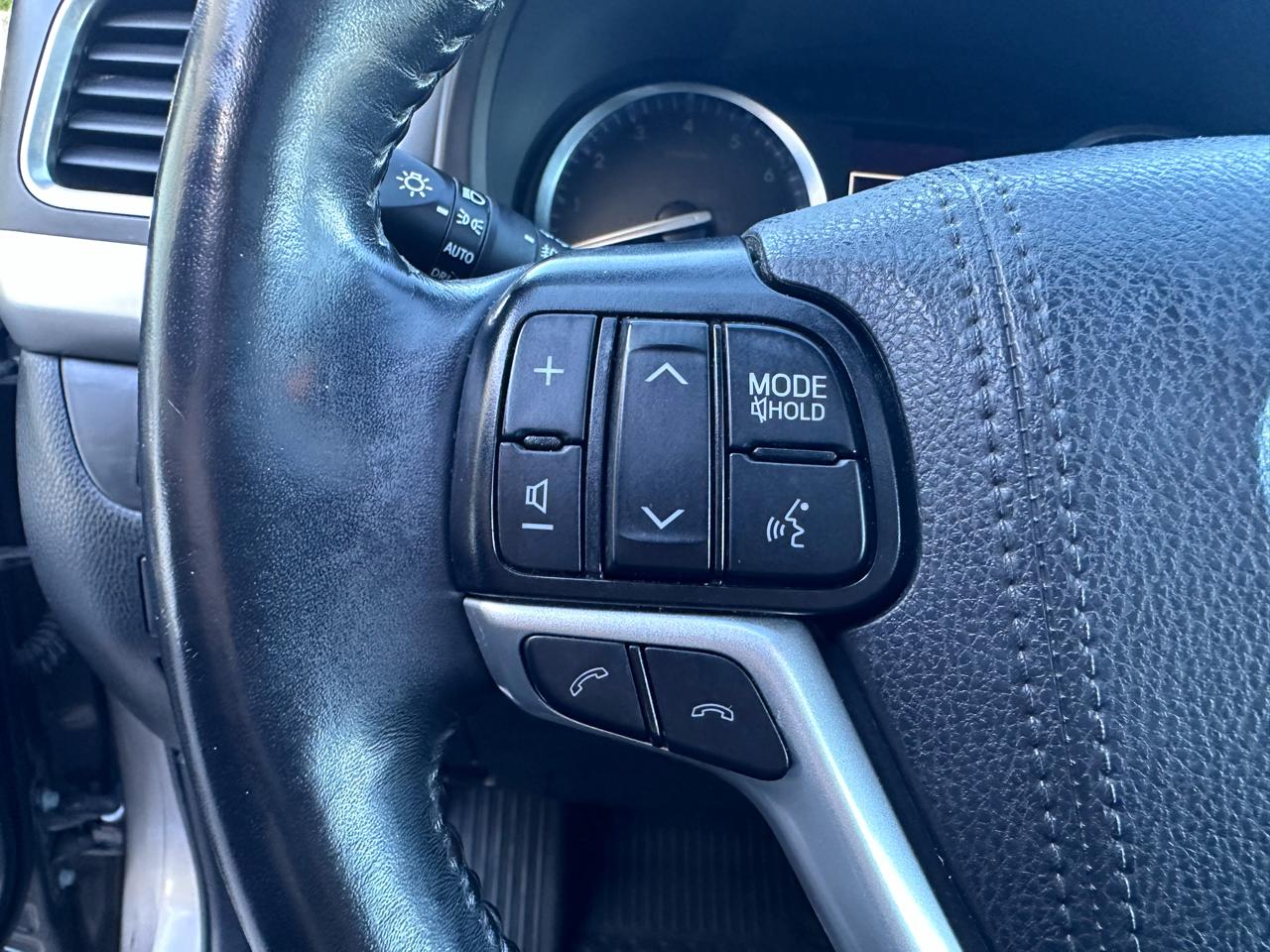 Toyota Highlander XLE 4D SUV FWD 2019