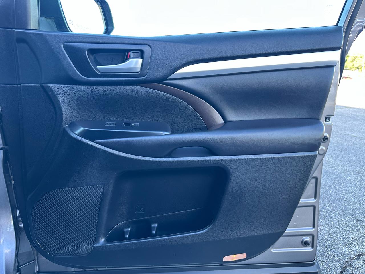 Toyota Highlander XLE 4D SUV FWD 2019