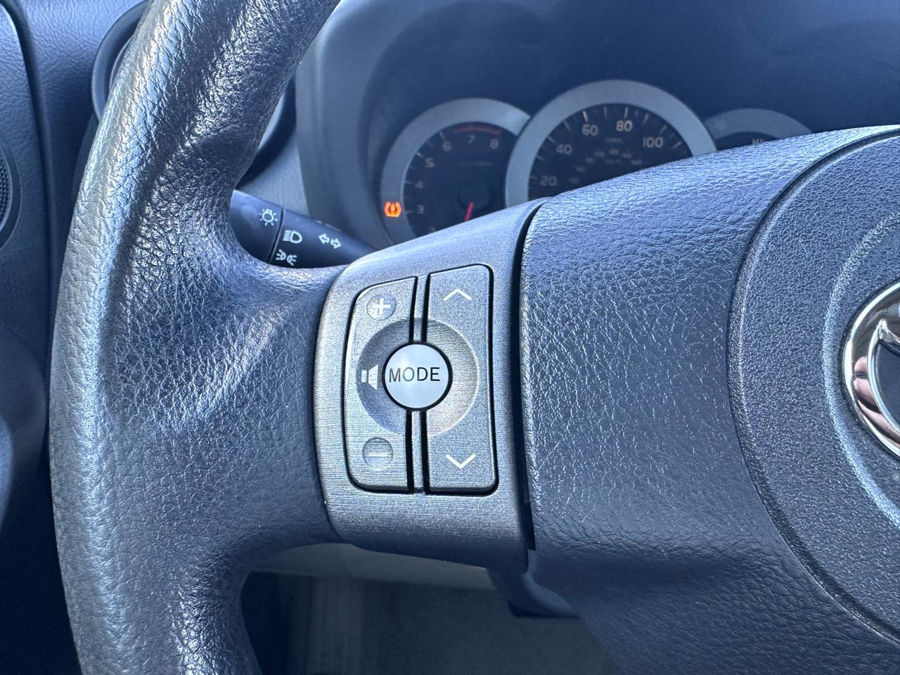 Toyota RAV4 Base V6 4WD 2012