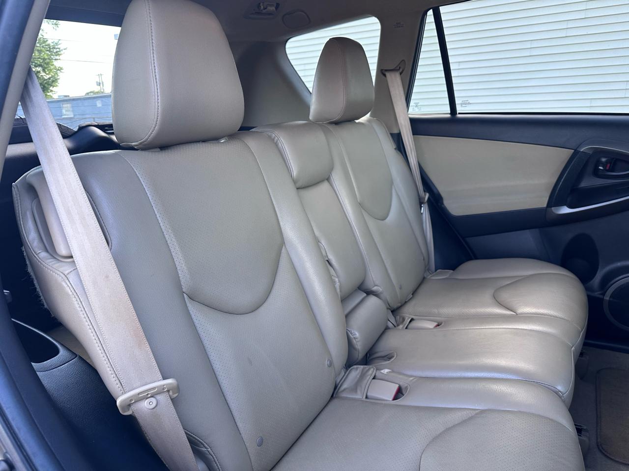 Toyota RAV4 Base V6 4WD 2012