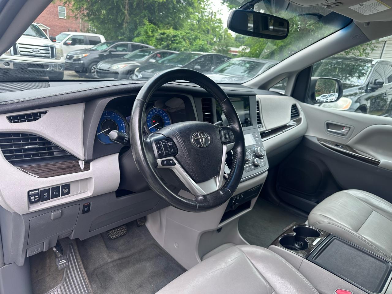 Toyota Sienna XLE FWD 8-Passenger V6 2015