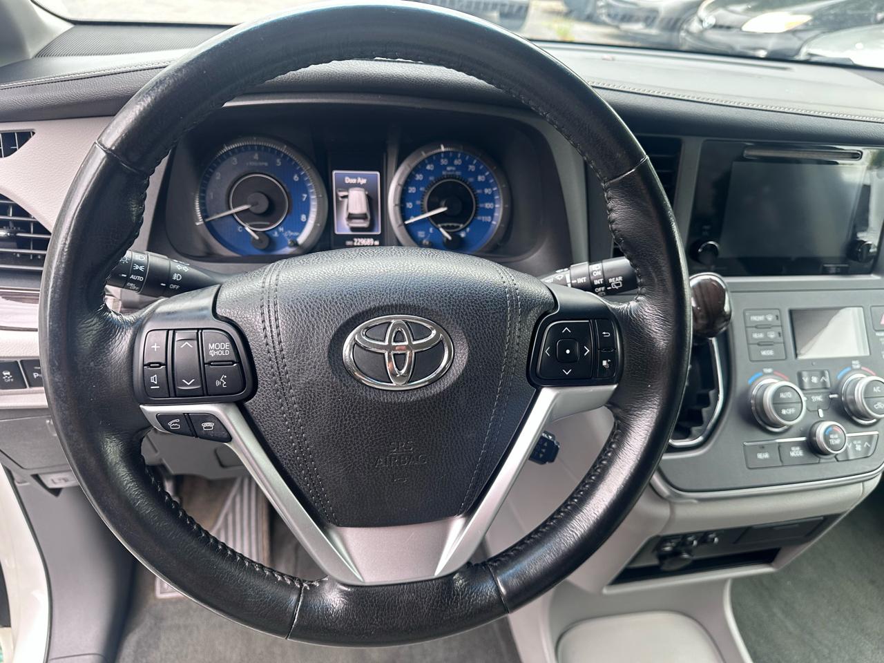 Toyota Sienna XLE FWD 8-Passenger V6 2015