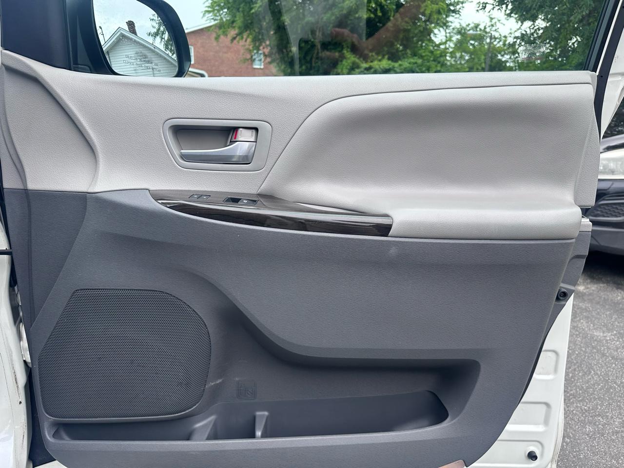 Toyota Sienna XLE FWD 8-Passenger V6 2015