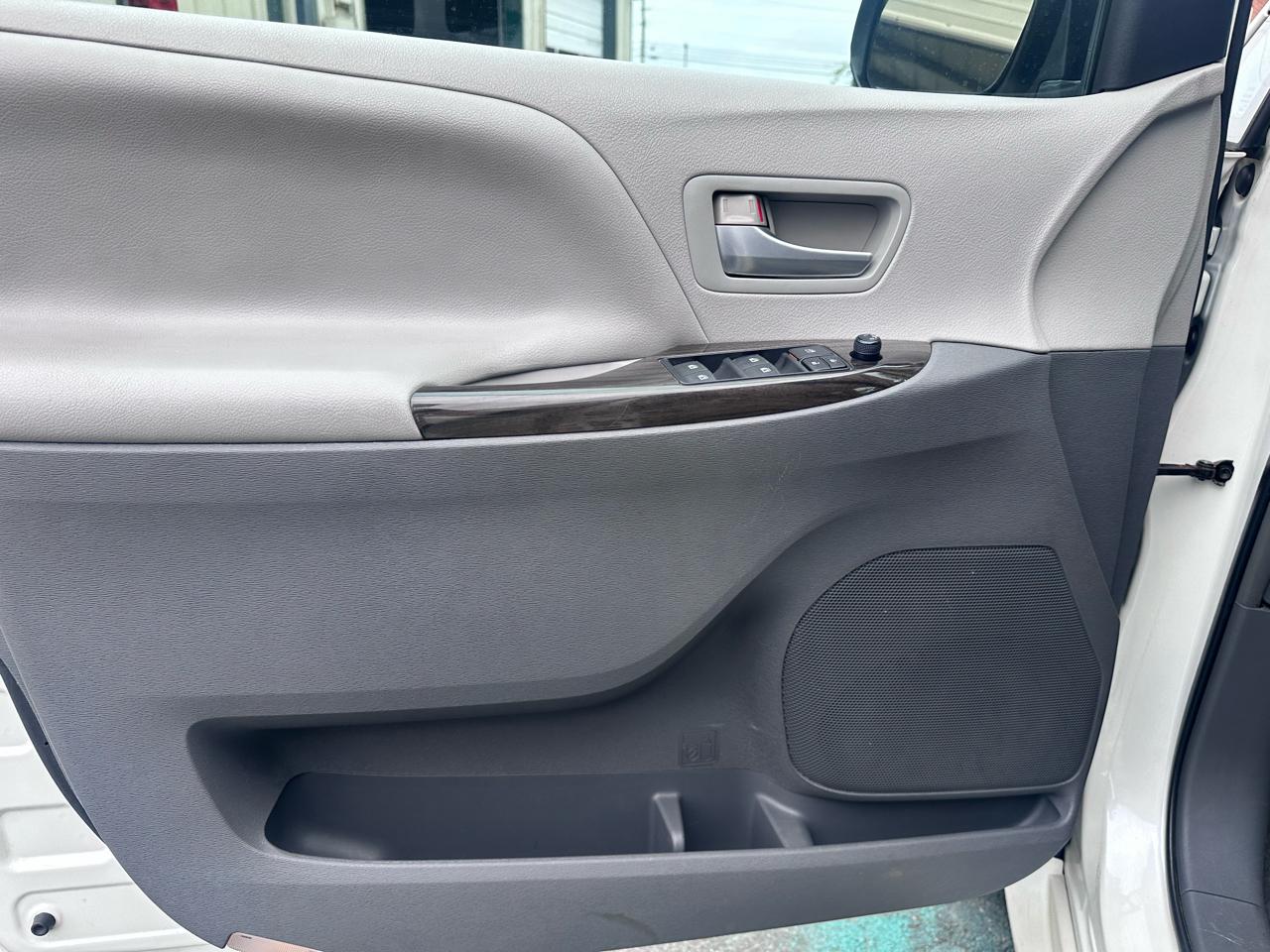 Toyota Sienna XLE FWD 8-Passenger V6 2015