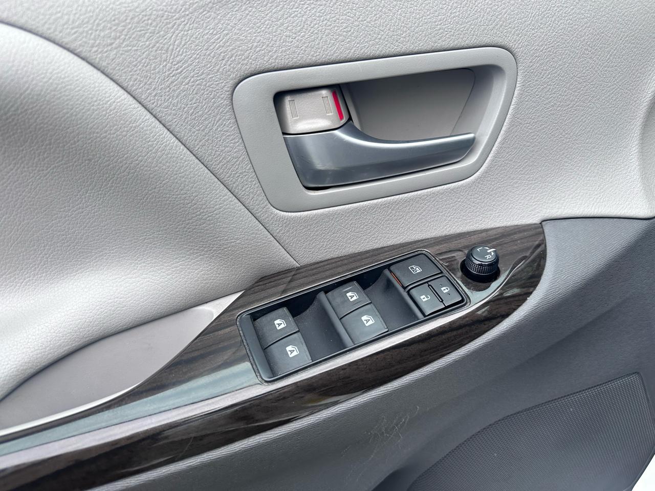 Toyota Sienna XLE FWD 8-Passenger V6 2015