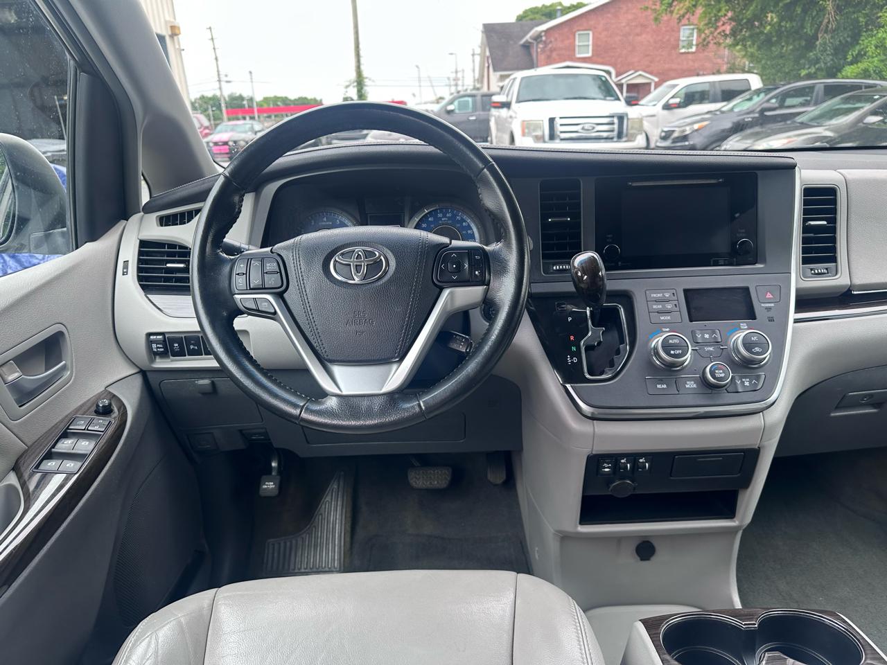 Toyota Sienna XLE FWD 8-Passenger V6 2015
