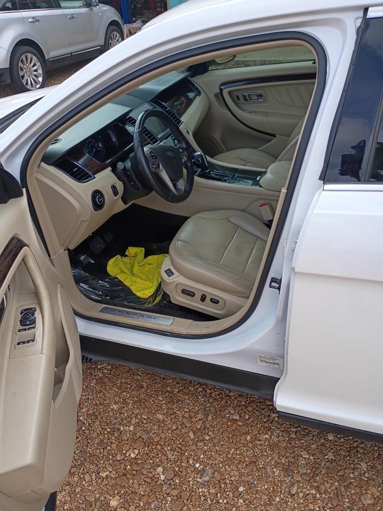 Ford Taurus Limited FWD 2016