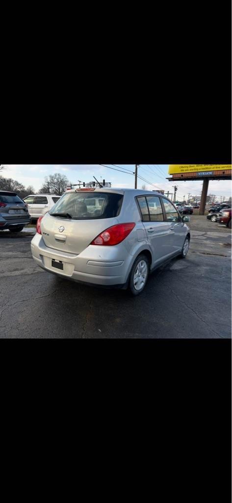 Nissan Versa 1.8 S Hatchback 2012