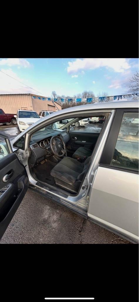 Nissan Versa 1.8 S Hatchback 2012