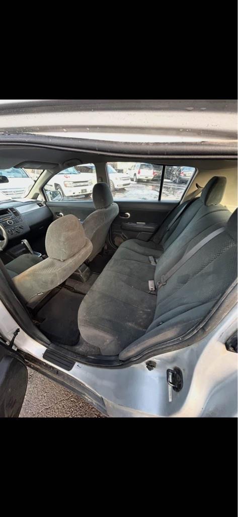 Nissan Versa 1.8 S Hatchback 2012