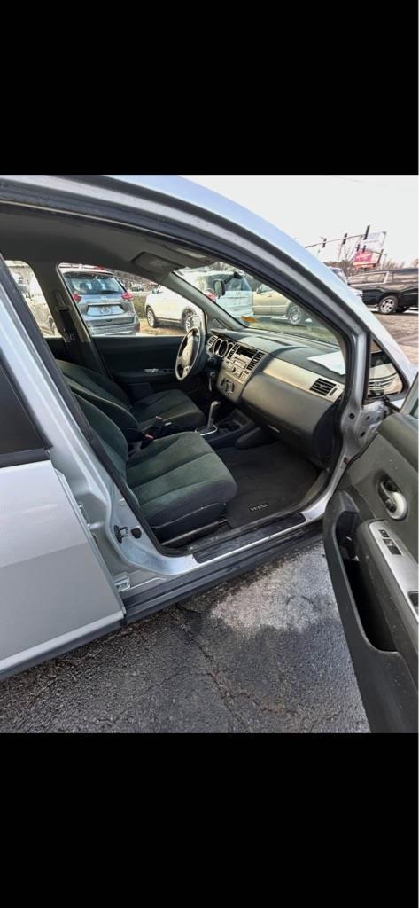 Nissan Versa 1.8 S Hatchback 2012