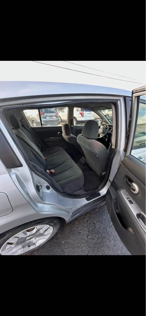 Nissan Versa 1.8 S Hatchback 2012