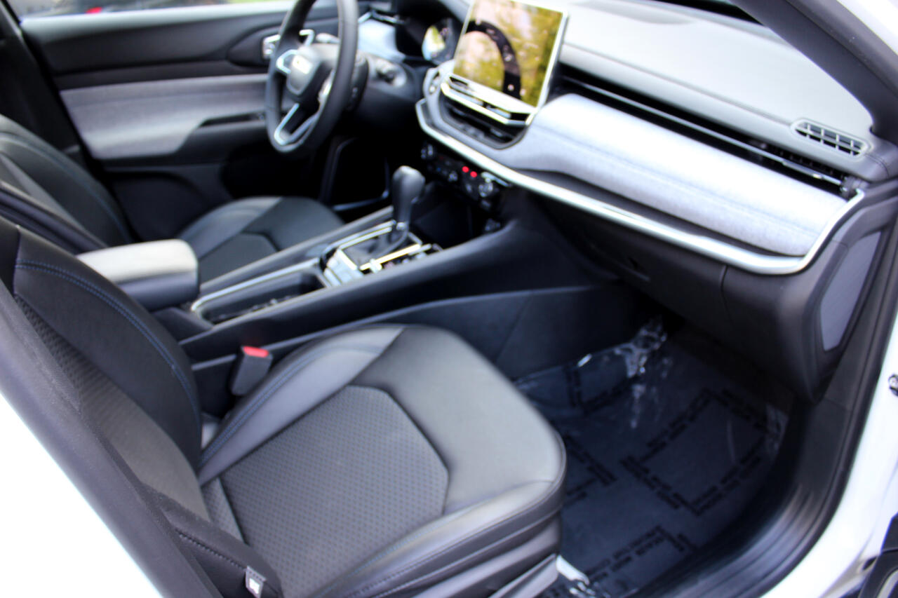 2024 Jeep Compass Latitude photo 17