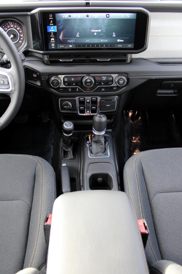 Jeep Wrangler Sahara 2025