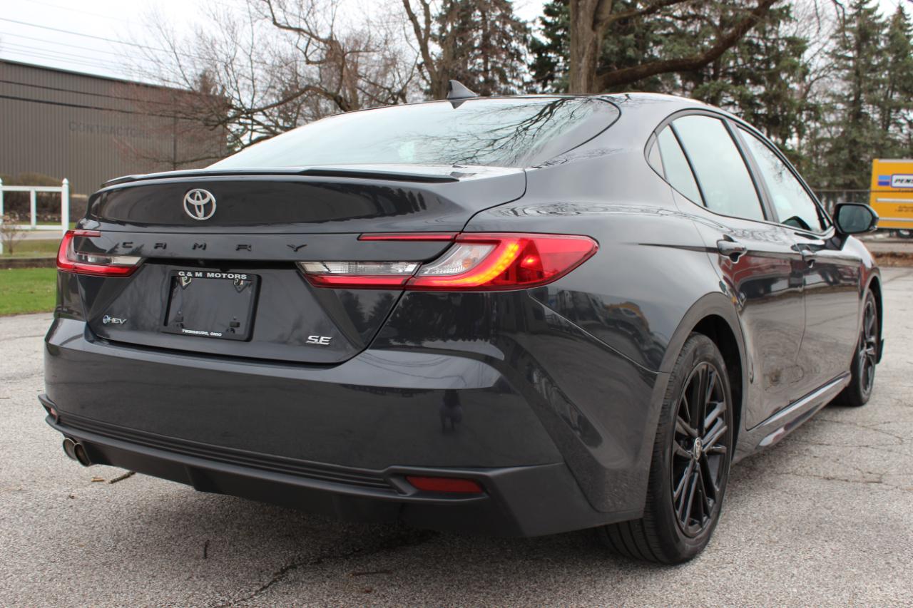 Toyota Camry Hybrid SE 2025