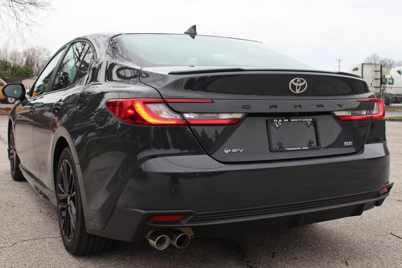 Toyota Camry Hybrid SE 2025