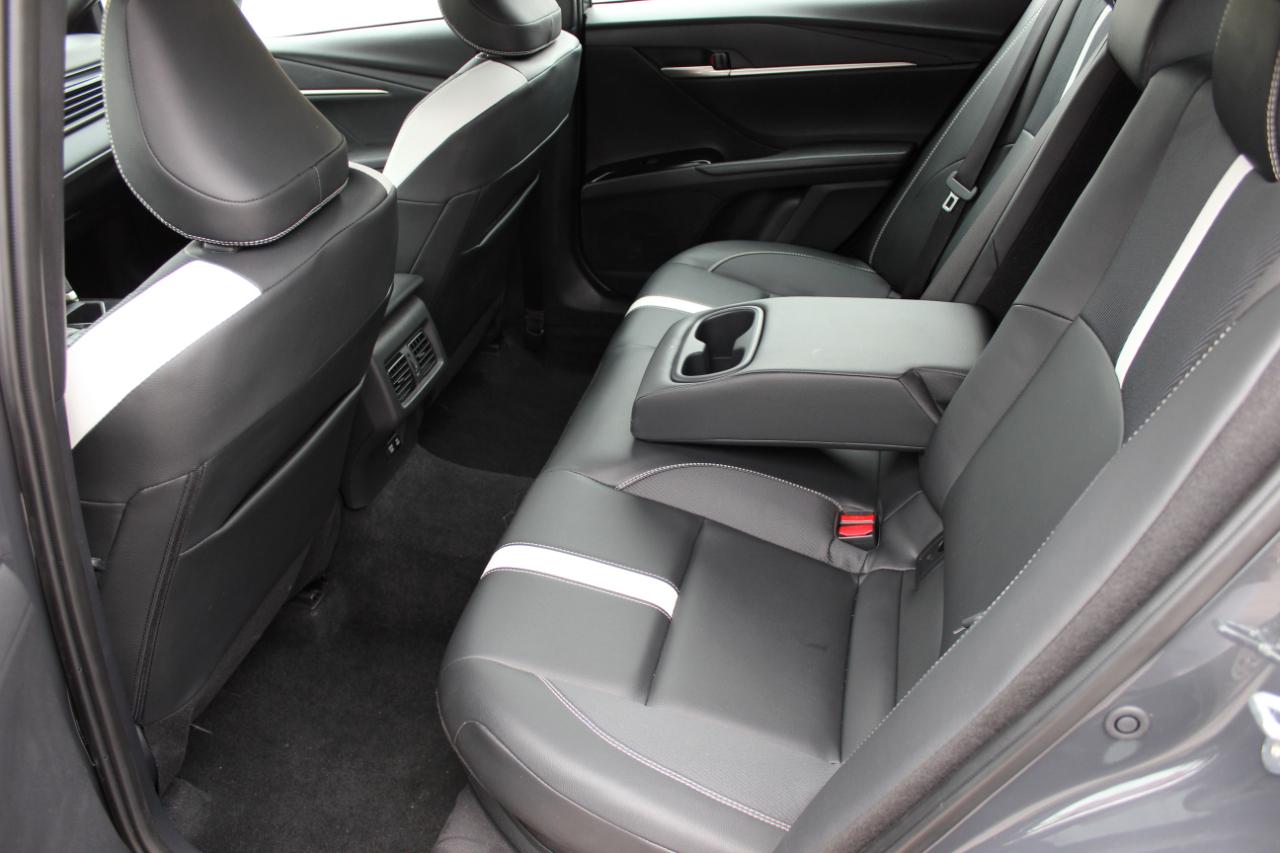 Toyota Camry Hybrid SE 2025