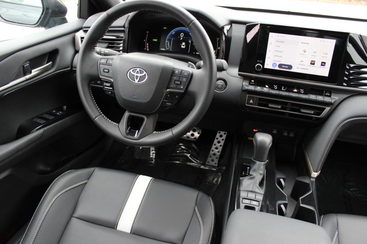 Toyota Camry Hybrid SE 2025