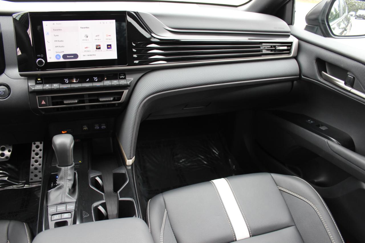 Toyota Camry Hybrid SE 2025