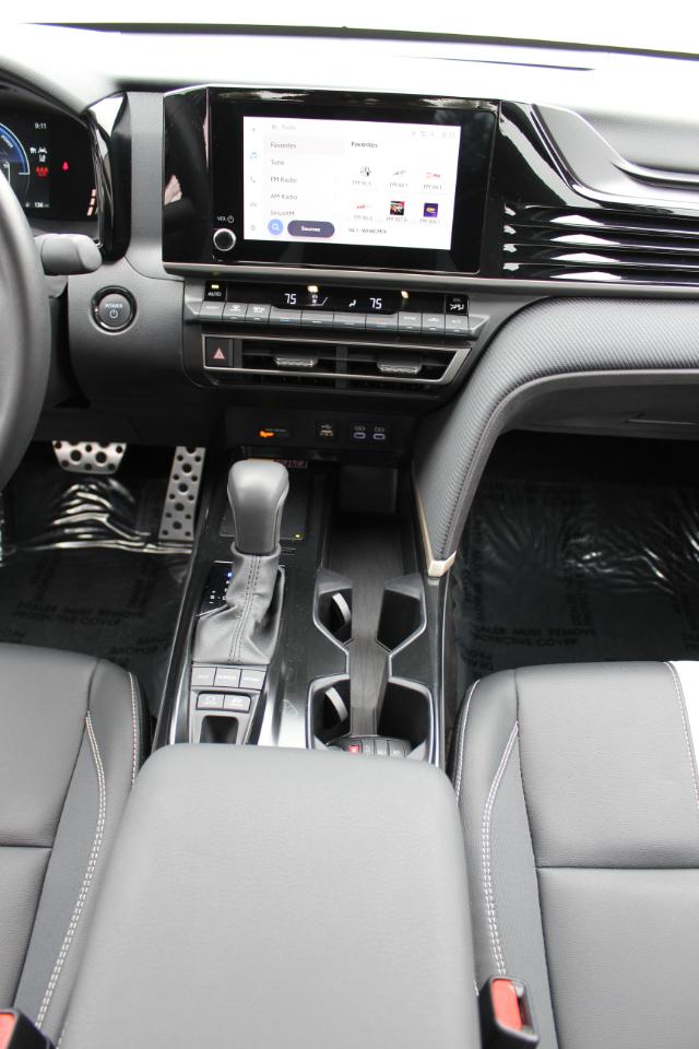 Toyota Camry Hybrid SE 2025