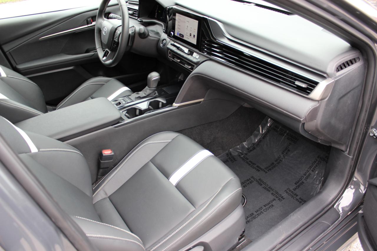 Toyota Camry Hybrid SE 2025