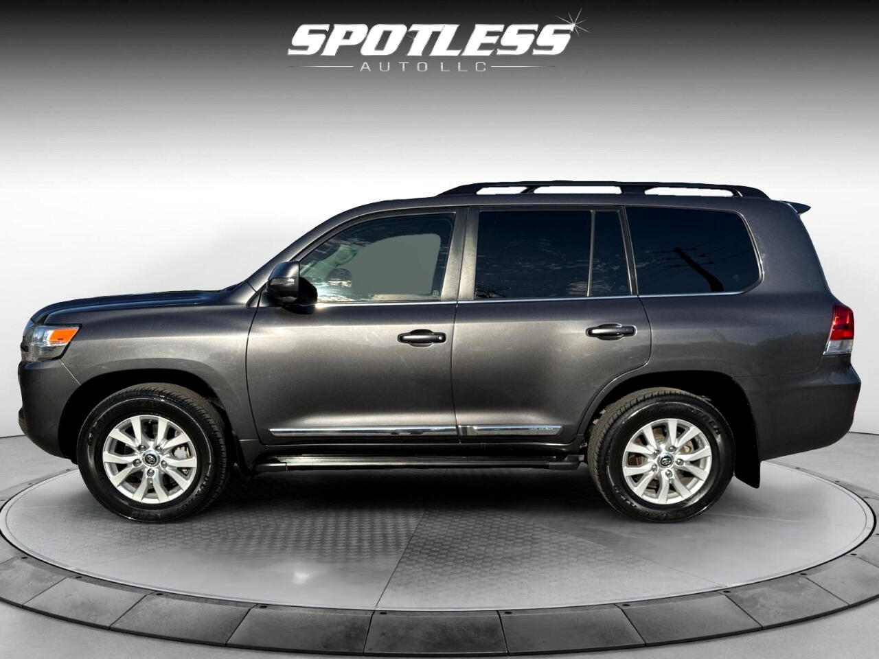 2019 Toyota Land Cruiser photo 2
