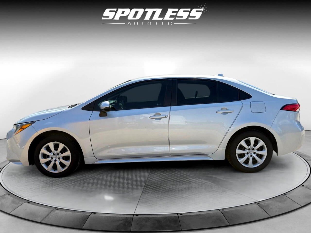 2022 Toyota Corolla LE photo 2
