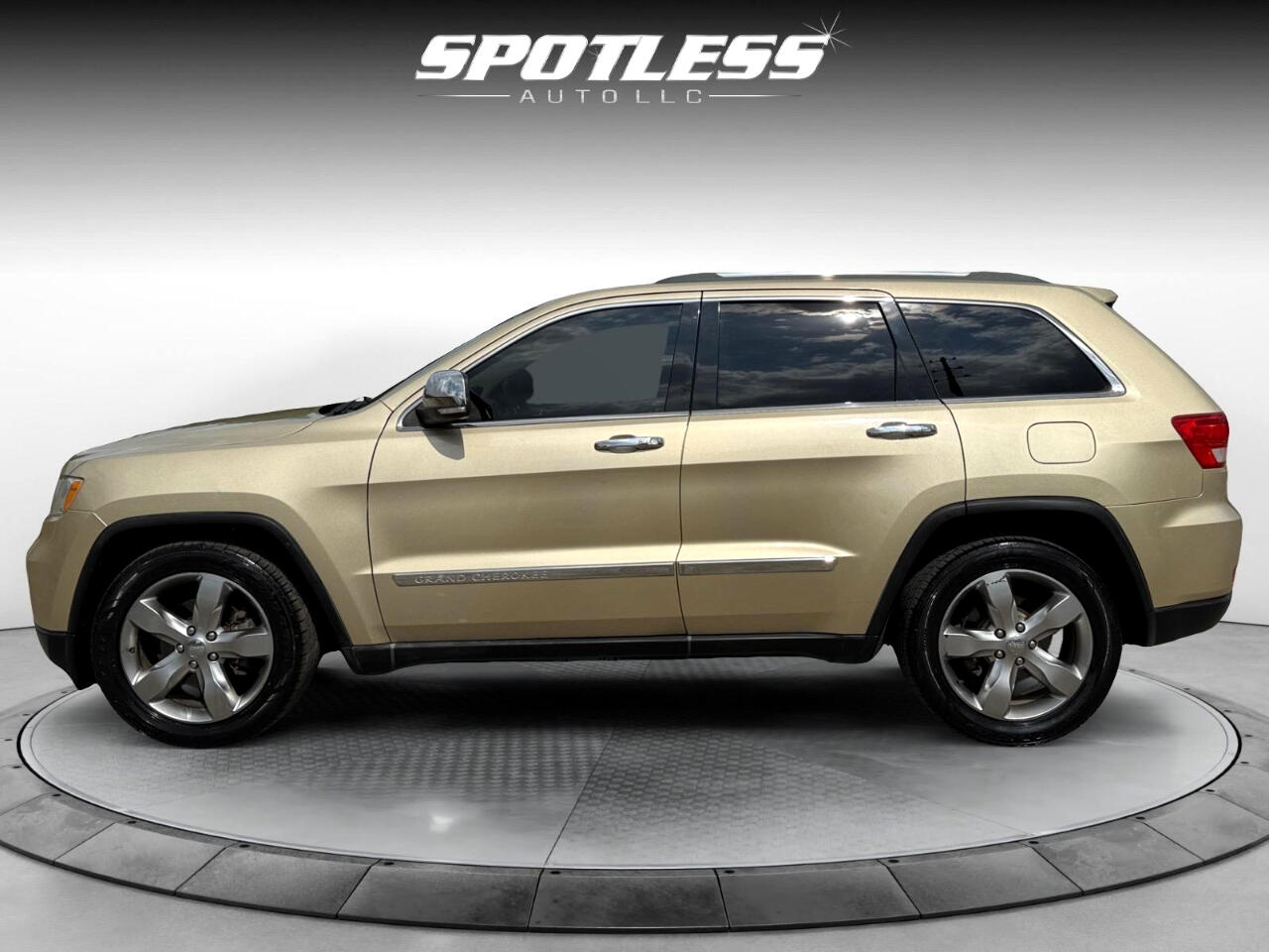 2011 Jeep Grand Cherokee Overland photo 2