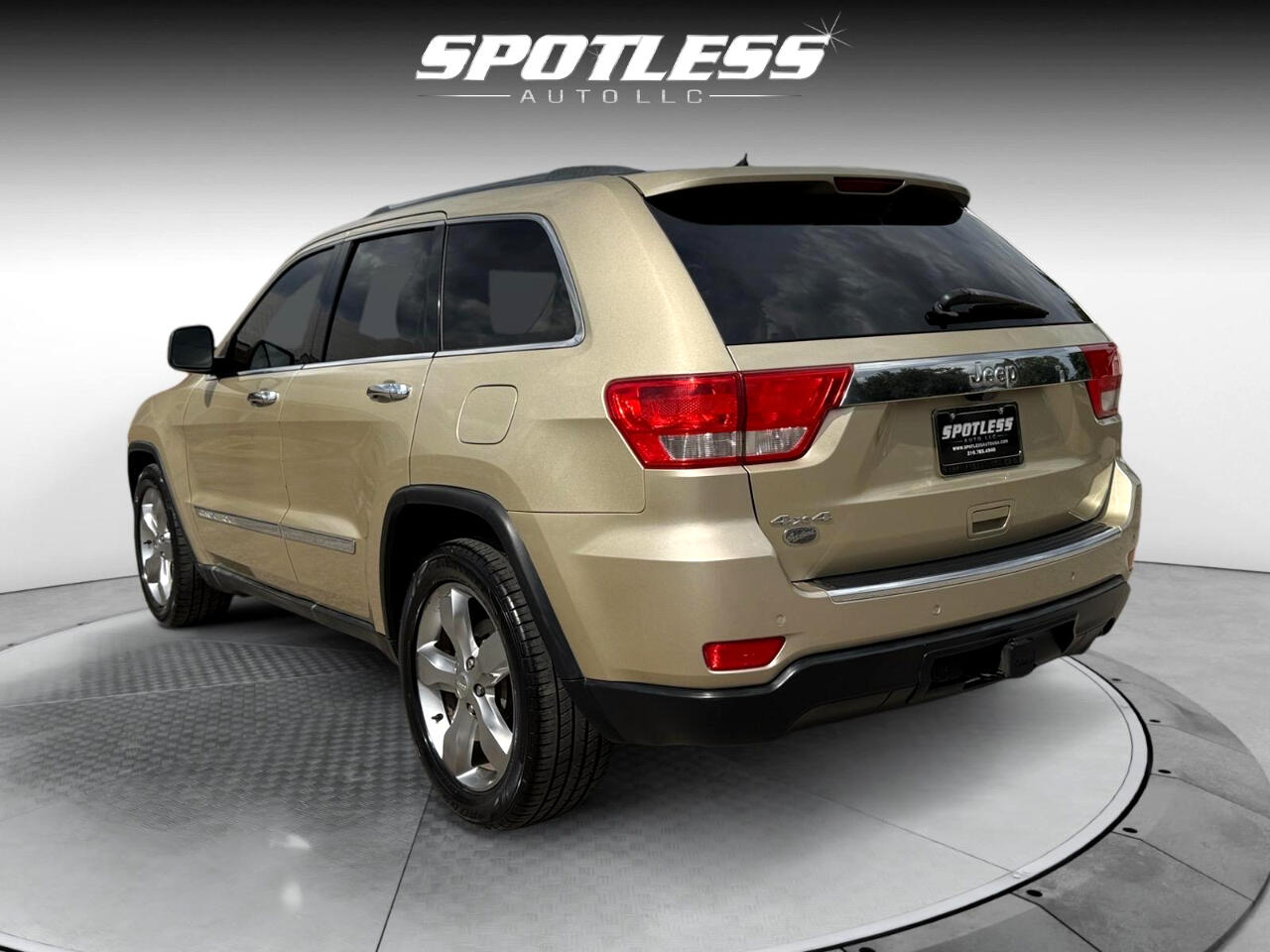 2011 Jeep Grand Cherokee Overland photo 3