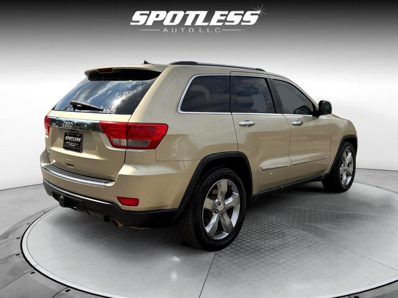 2011 Jeep Grand Cherokee Overland photo 8