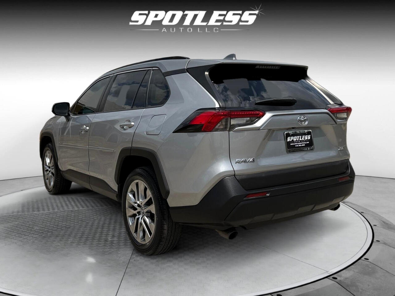 2019 Toyota RAV4 XLE Premium photo 3