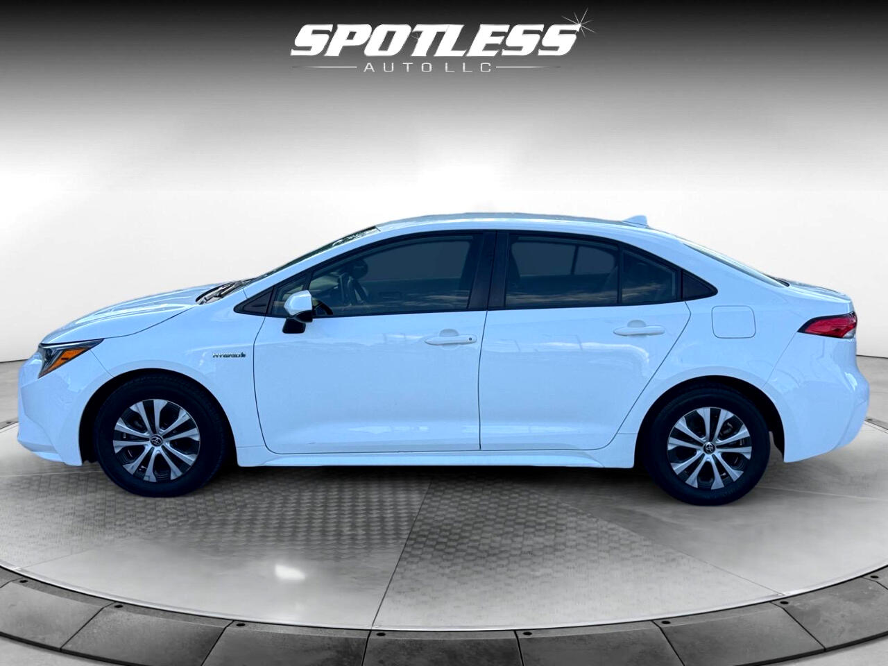 2021 Toyota Corolla LE Hybrid photo 2