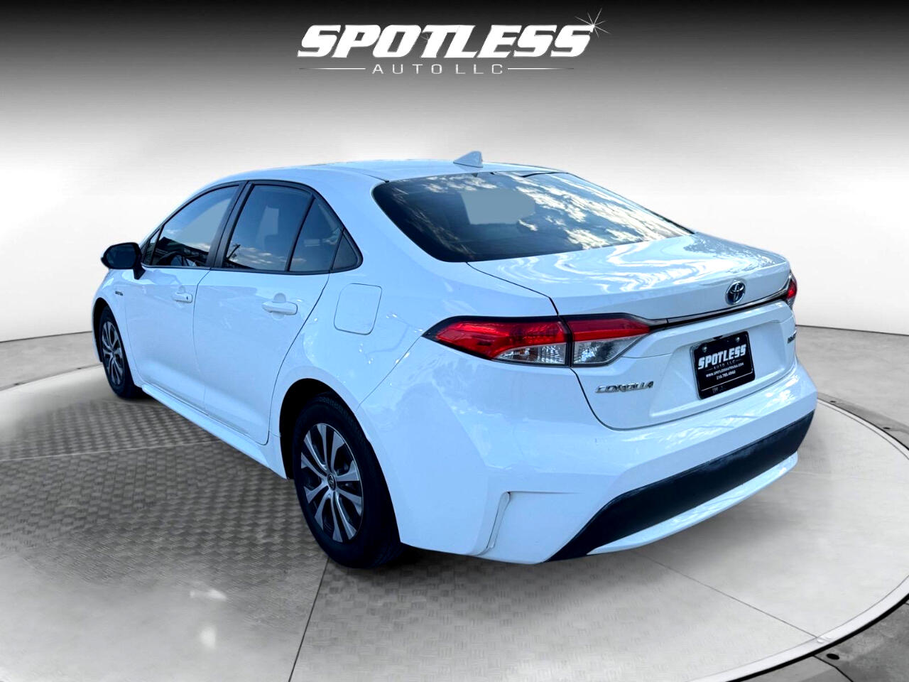 2021 Toyota Corolla LE Hybrid photo 3