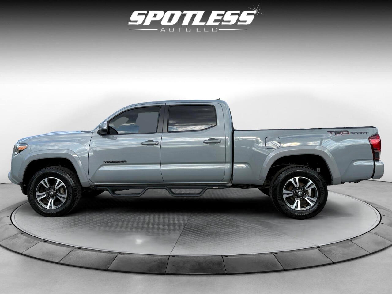 2018 Toyota Tacoma TRD Sport Double Cab V6 photo 2