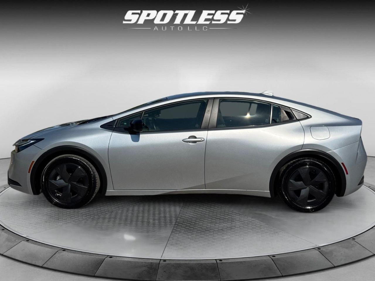 2024 Toyota Prius LE photo 2
