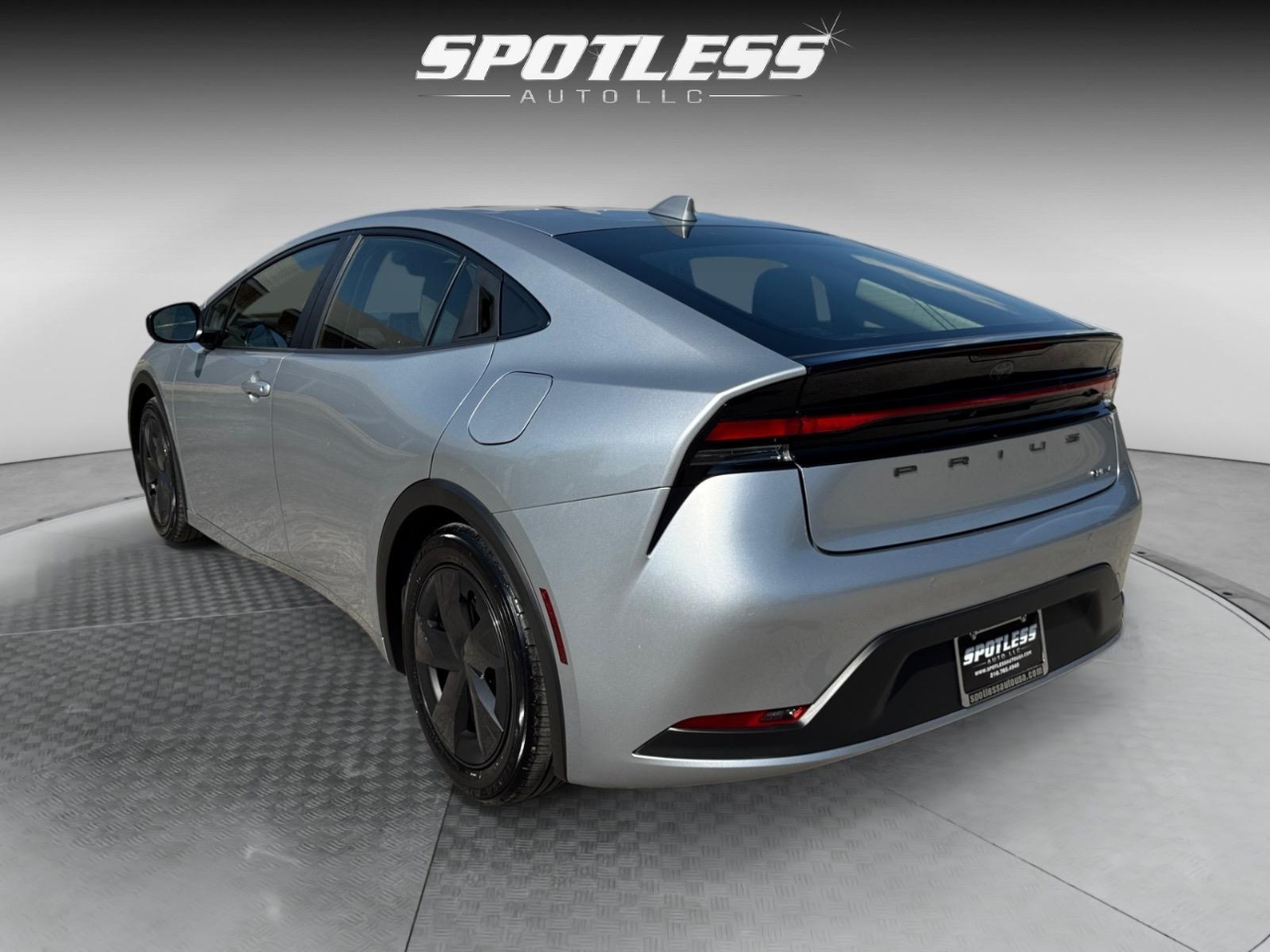 2024 Toyota Prius LE photo 3