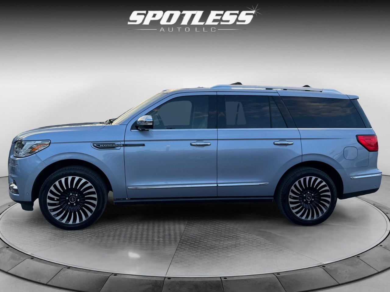 2018 Lincoln Navigator Black Label photo 2
