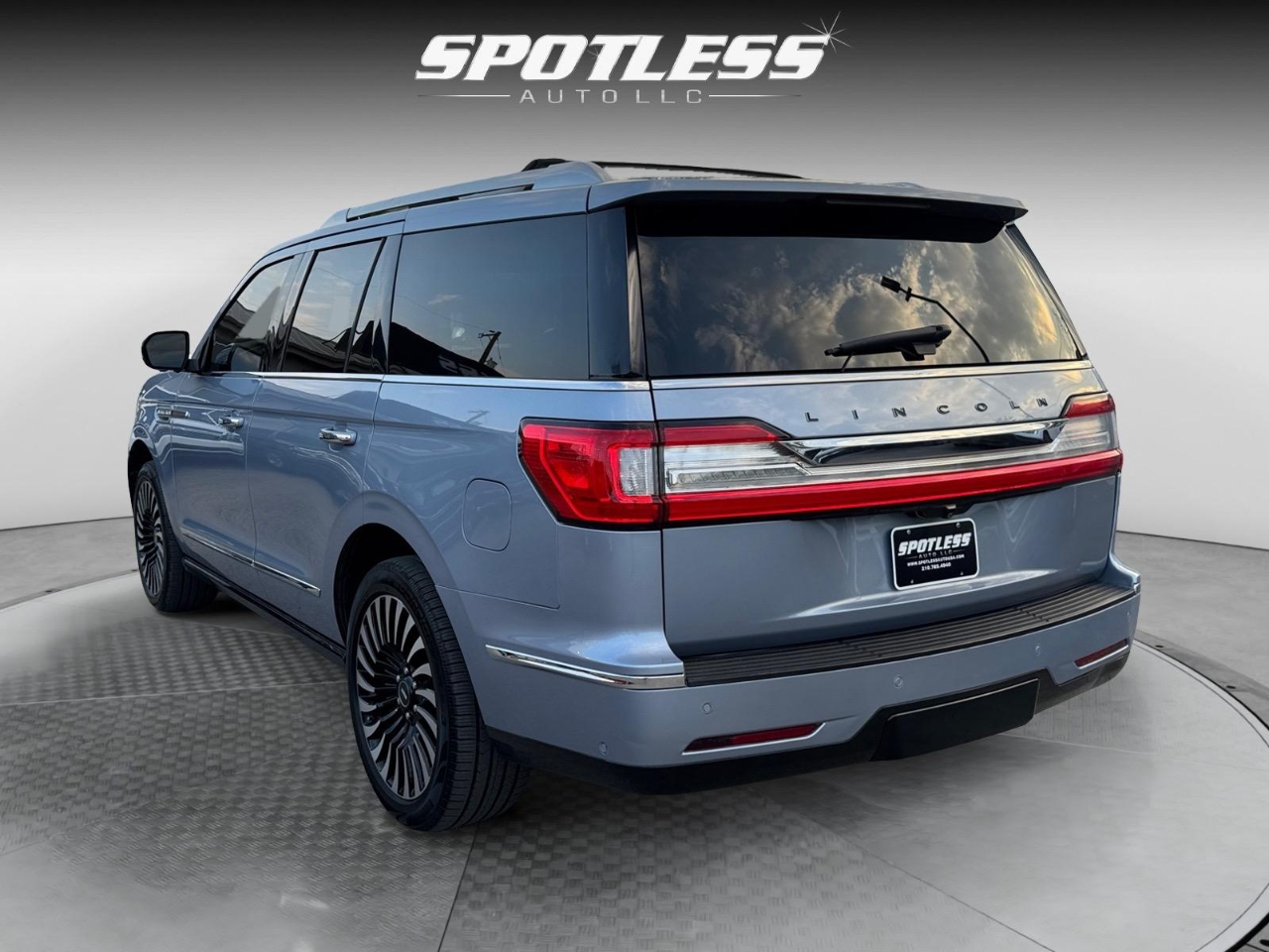 2018 Lincoln Navigator Black Label photo 3