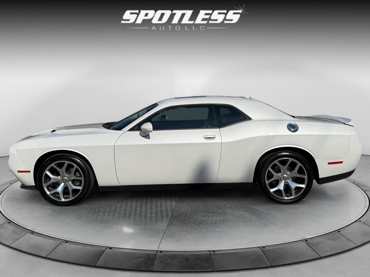 2015 Dodge Challenger SXT Plus photo 2