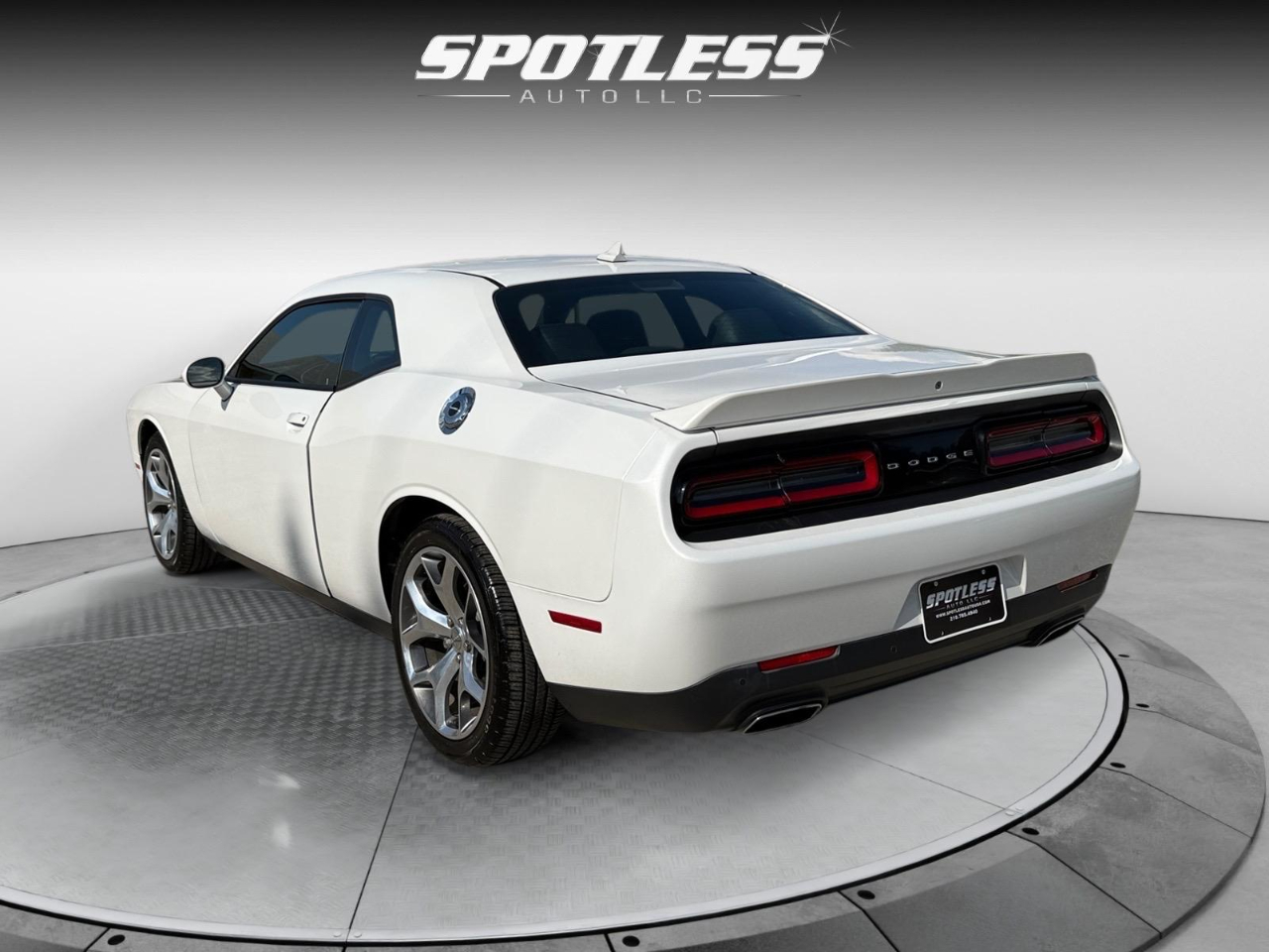 2015 Dodge Challenger SXT Plus photo 3