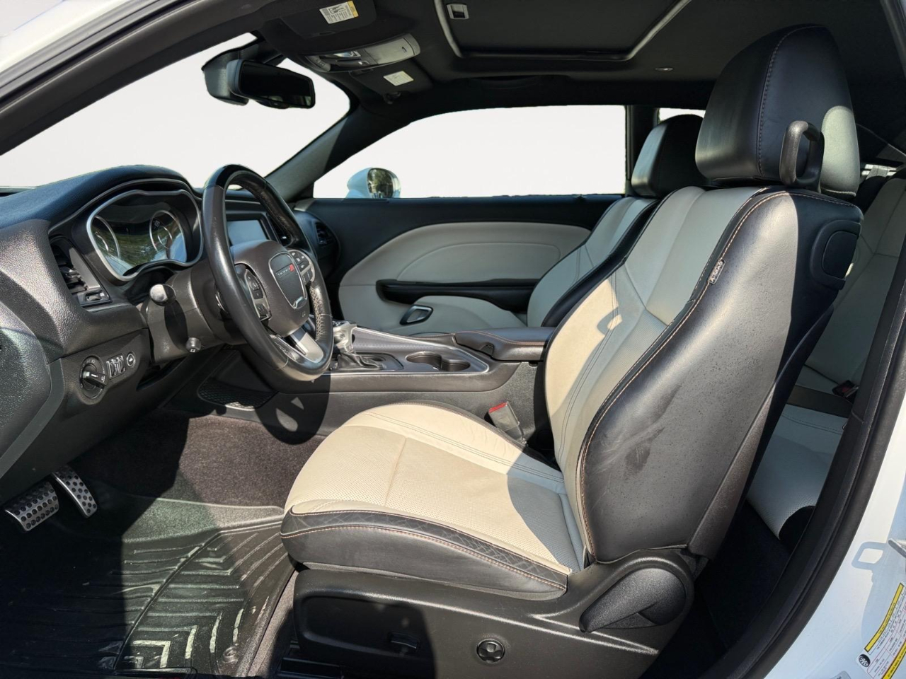 2015 Dodge Challenger SXT Plus photo 16