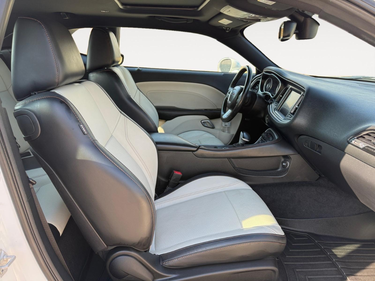2015 Dodge Challenger SXT Plus photo 17