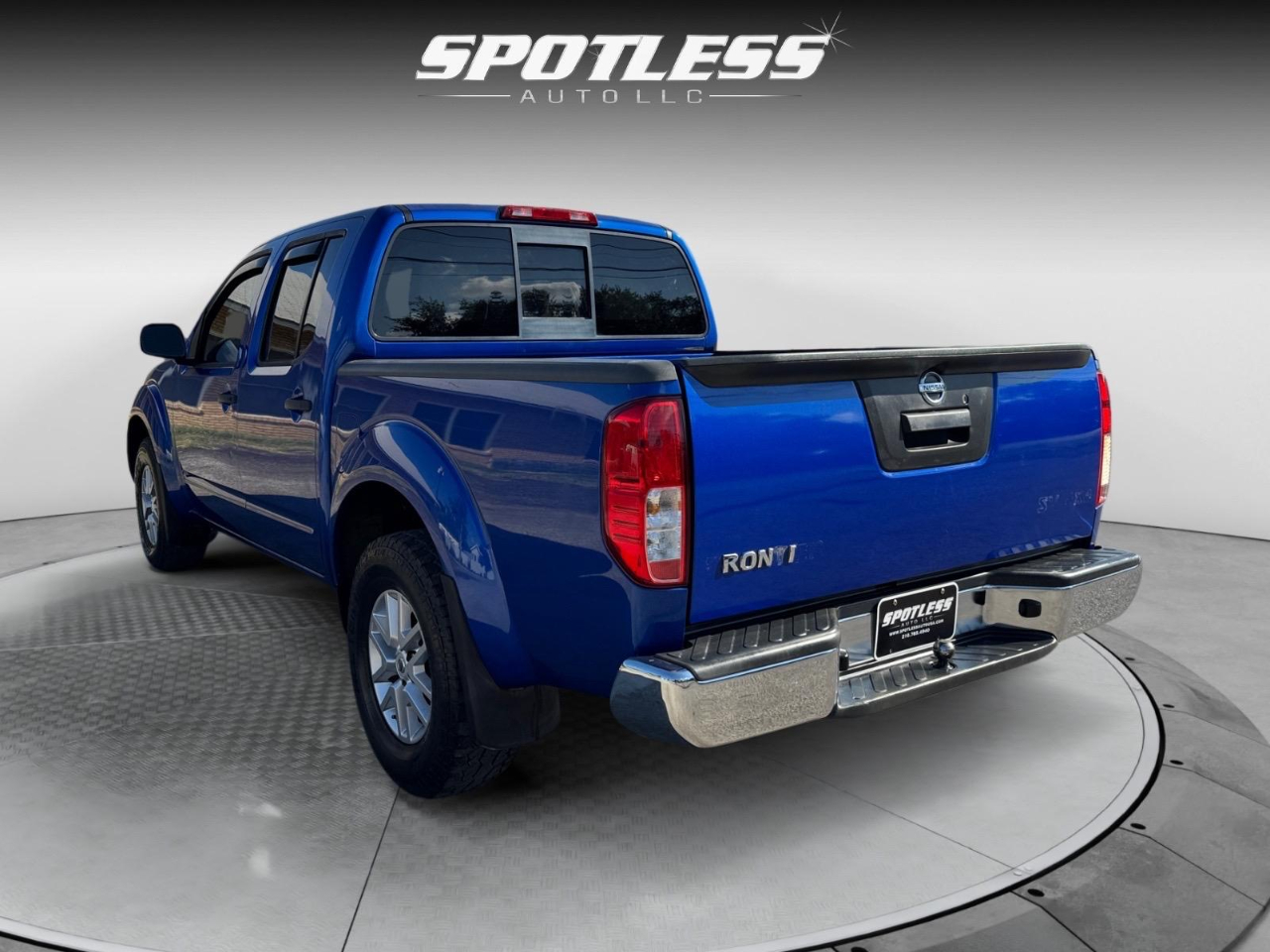 2015 Nissan Frontier SL Crew Cab photo 2