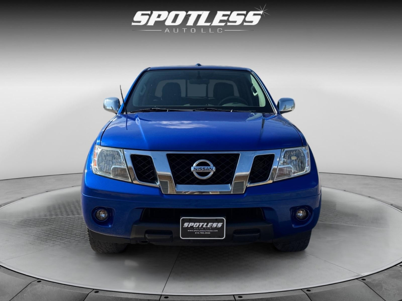 2015 Nissan Frontier SL Crew Cab photo 3