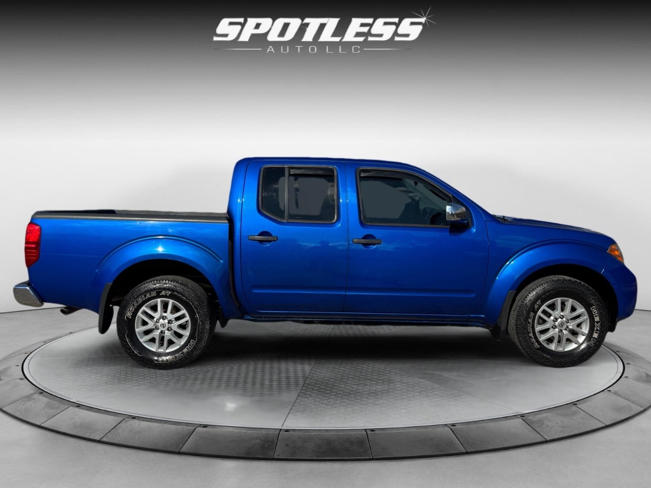 2015 Nissan Frontier SL Crew Cab photo 6