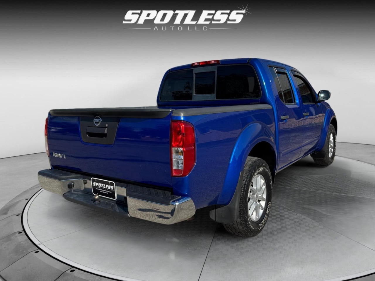2015 Nissan Frontier SL Crew Cab photo 7