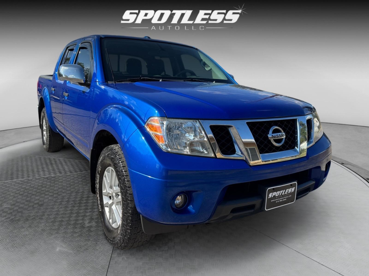 2015 Nissan Frontier SL Crew Cab photo 9
