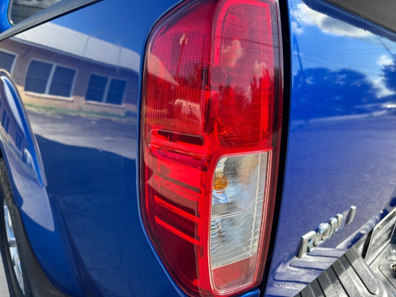 2015 Nissan Frontier SL Crew Cab photo 10